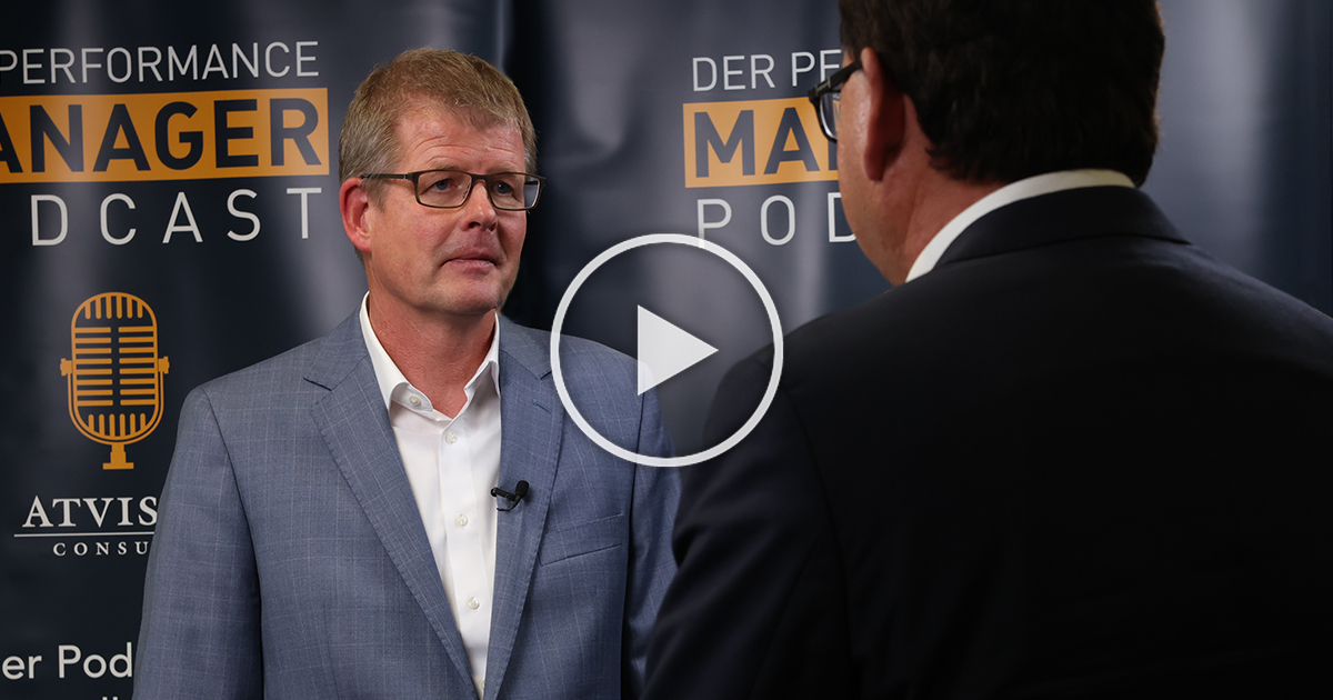 Die Rolle des Controllers bei Symrise - CFO Olaf Klinger im Interview - Blog-Playbutton-AtvisioTV_Beitragsbild